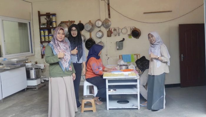 Pendampingan Penyuluh Agama Islam Tulungagung untuk Bolen & Cakes “Berlian”: Dari UMKM Lokal Menuju Produk Halal Terpercaya