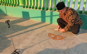 Memanfaatkan Rashdul Qiblat, KUA Rejotangan Mengukur Arah Kiblat Masjid Al Khoir
