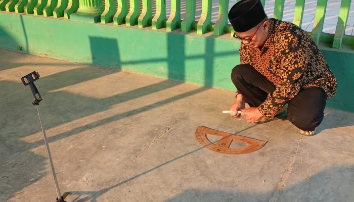 Memanfaatkan Rashdul Qiblat, KUA Rejotangan Mengukur Arah Kiblat Masjid Al Khoir