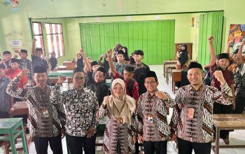 Penyuluh Agama Islam KUA Kecamatan Kedungwaru Bekali Siswa MTs Al Huda Kedungwaru dengan BRUS pada MATAMUDA