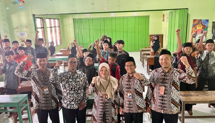Penyuluh Agama Islam KUA Kecamatan Kedungwaru Bekali Siswa MTs Al Huda Kedungwaru dengan BRUS pada MATAMUDA