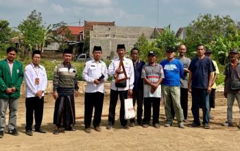 Penyuluh Agama Islam KUA Kedungwaru Turut Pastikan Akurasi Arah Kiblat Calon Masjid Al Ikhlas Winong
