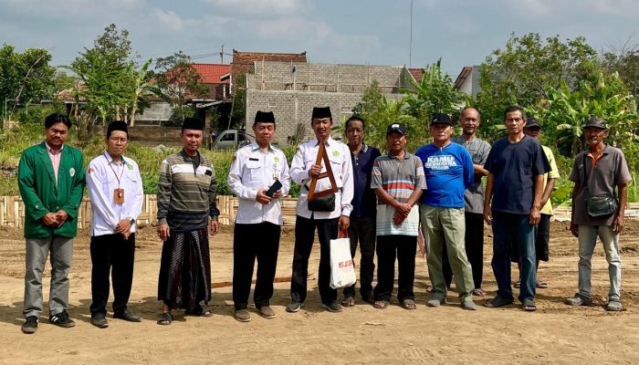 Penyuluh Agama Islam KUA Kedungwaru Turut Pastikan Akurasi Arah Kiblat Calon Masjid Al Ikhlas Winong